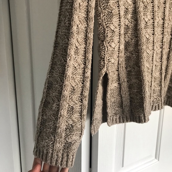 John & Jenn v-neck beige-toned sweater - Picture 6 of 9